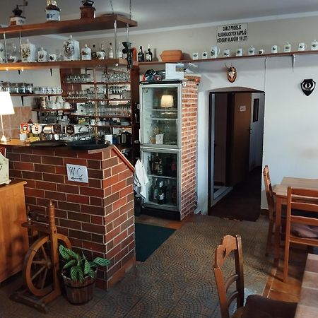 Restaurace A Penzion Vlci Jama Horní Blatná Exteriör bild