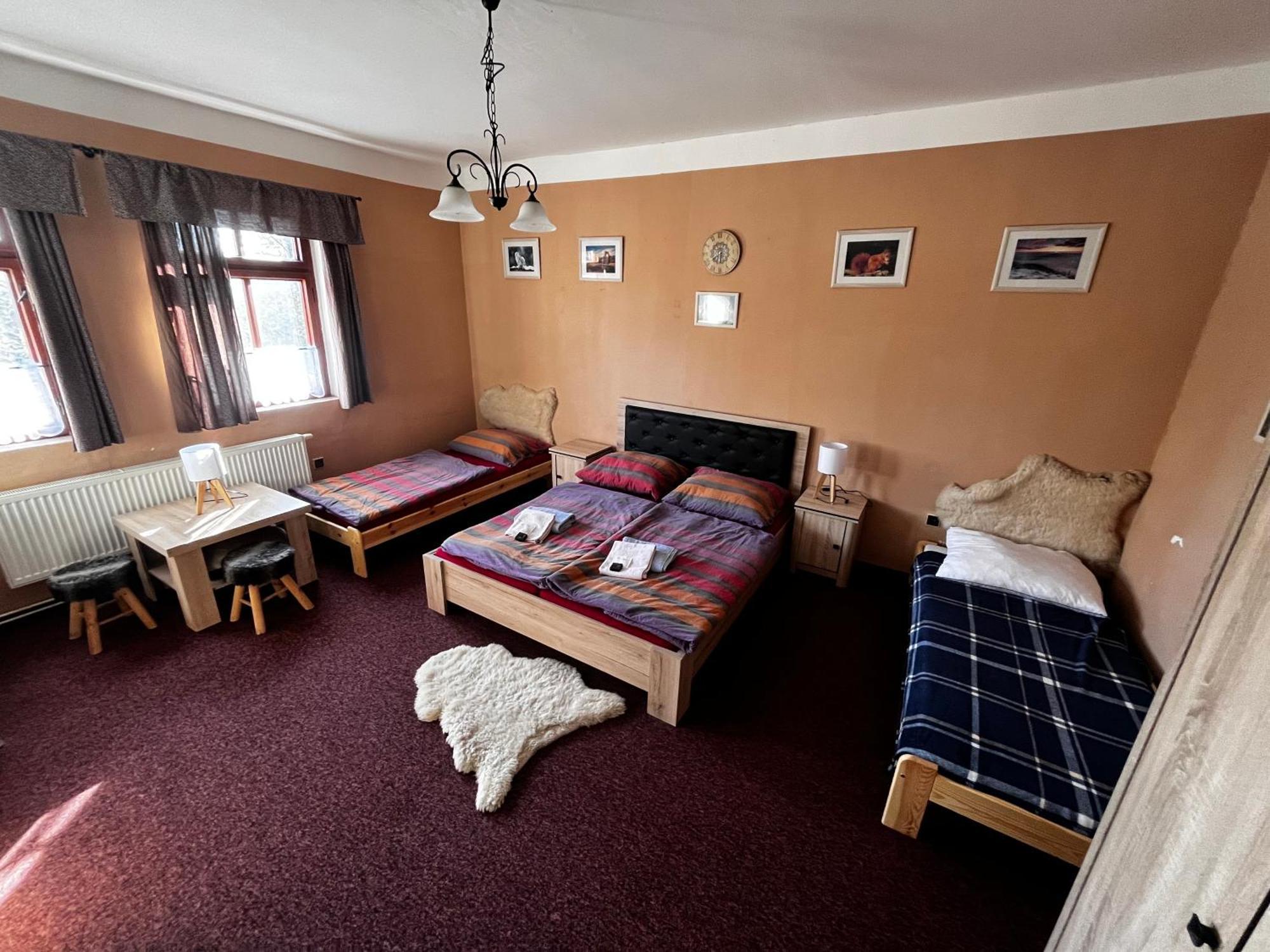 Restaurace A Penzion Vlci Jama Horní Blatná Exteriör bild