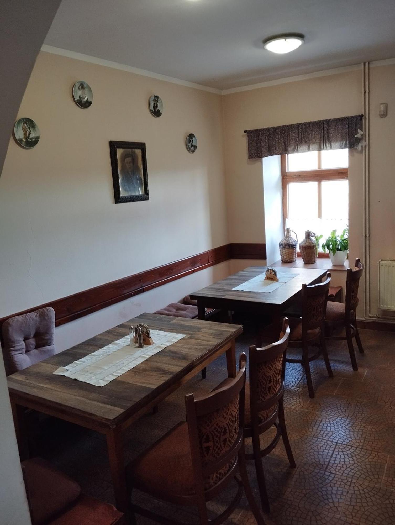 Restaurace A Penzion Vlci Jama Horní Blatná Exteriör bild