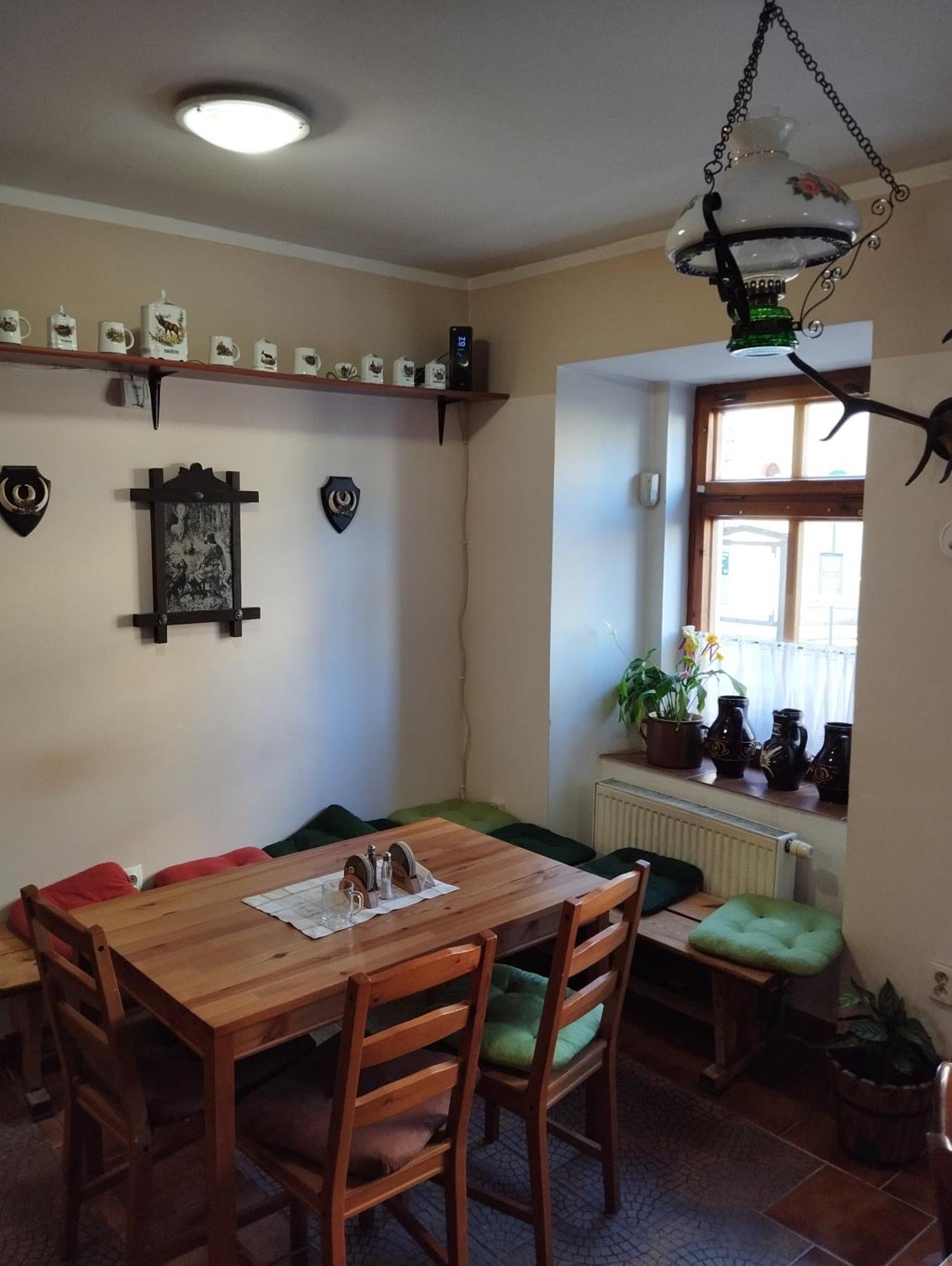 Restaurace A Penzion Vlci Jama Horní Blatná Exteriör bild