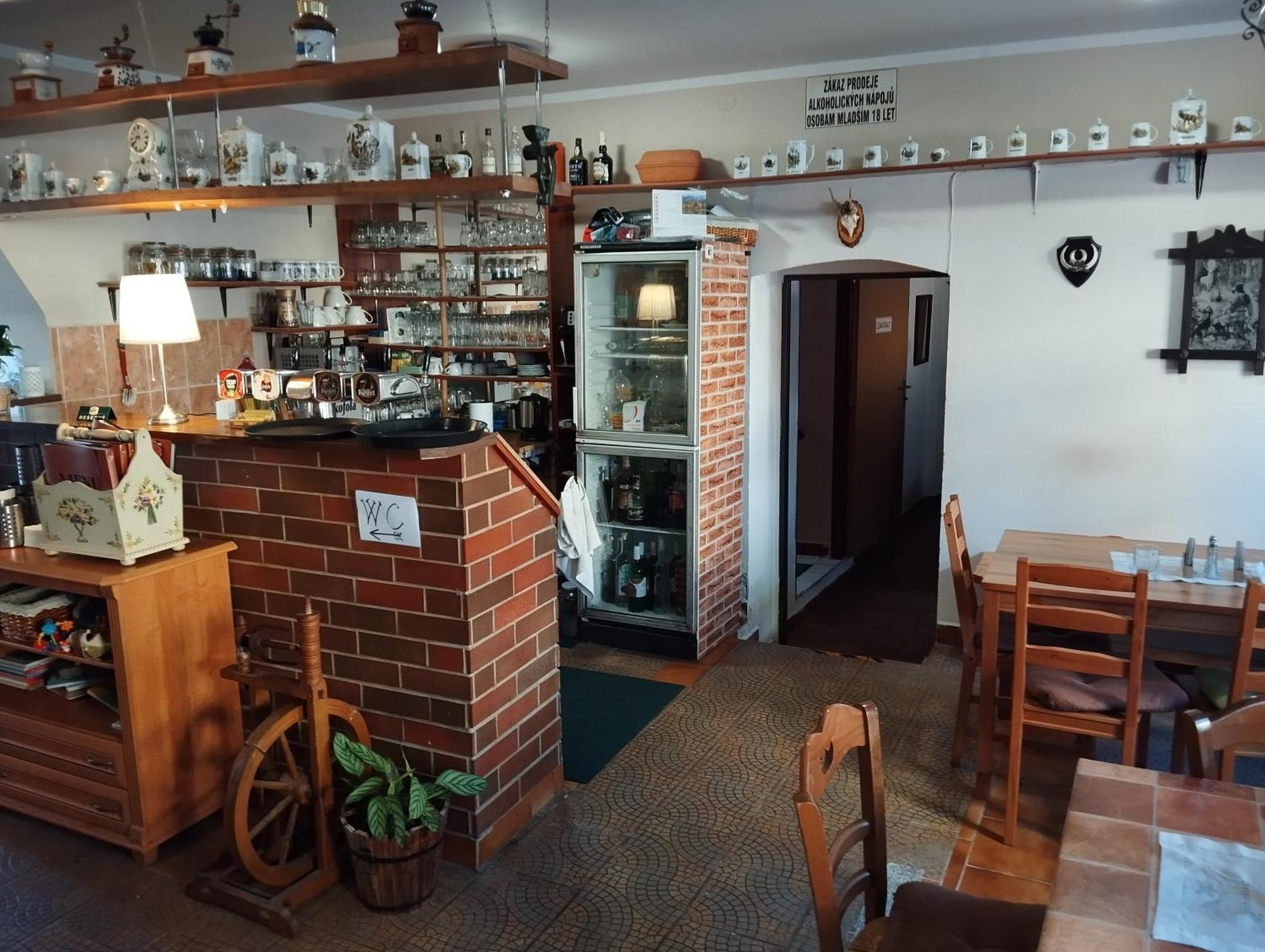 Restaurace A Penzion Vlci Jama Horní Blatná Exteriör bild